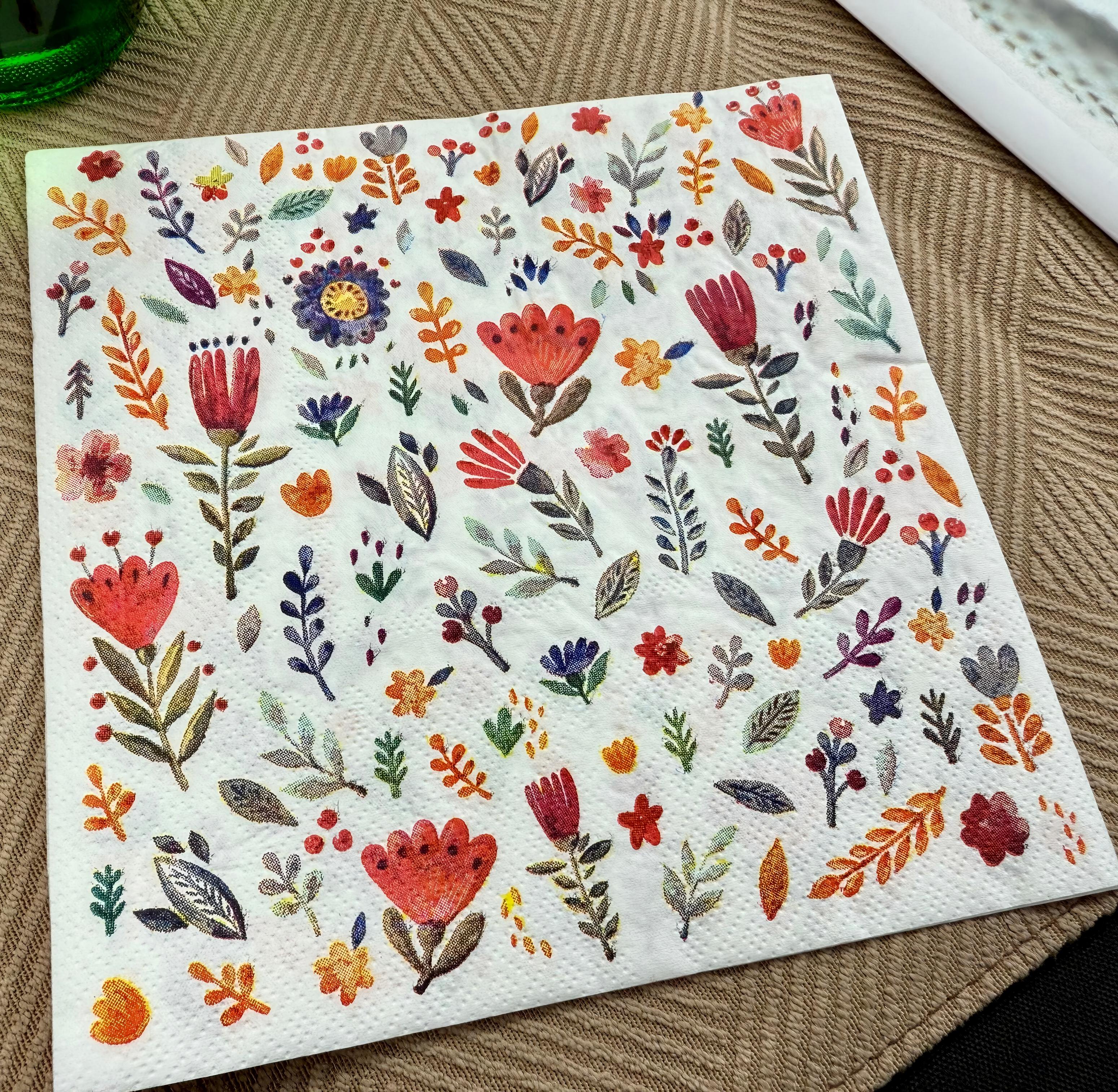 Handgeschilderde decoratieve papieren servetten met bloemen – elegante botanische serie