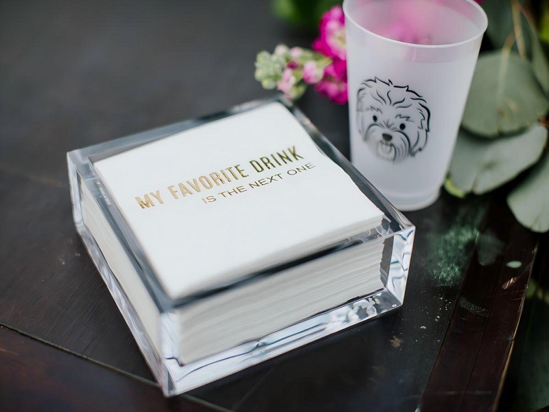 Waarin verschillen cocktailservetten qua grootte en functie van andere soorten servetten?